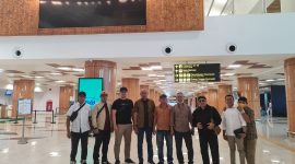 Ketua PKDI Kabupaten Sumenep H. Ubaid Abdul Hayat bersama Pengurus Harian PKDI dan Kepala DPMD Sumenep berfoto bersama di Bandara Trunojoyo Sumenep.