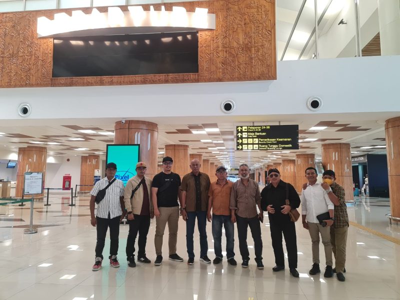 Ketua PKDI Kabupaten Sumenep H. Ubaid Abdul Hayat bersama Pengurus Harian PKDI dan Kepala DPMD Sumenep berfoto bersama di Bandara Trunojoyo Sumenep.