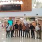 Ketua PKDI Kabupaten Sumenep H. Ubaid Abdul Hayat bersama Pengurus Harian PKDI dan Kepala DPMD Sumenep berfoto bersama di Bandara Trunojoyo Sumenep.