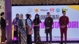 Mbak Wali menyerahkan cinderamata kepada para sponsor dan pendukung acara sebagai bentuk apresiasi (Bimo)