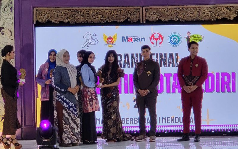 Mbak Wali menyerahkan cinderamata kepada para sponsor dan pendukung acara sebagai bentuk apresiasi (Bimo)
