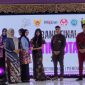 Mbak Wali menyerahkan cinderamata kepada para sponsor dan pendukung acara sebagai bentuk apresiasi (Bimo)