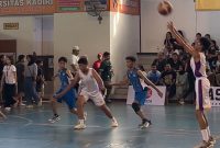 Laga SMPN 1B melawan Rahmat di Kediri Basketball Tournament 2025