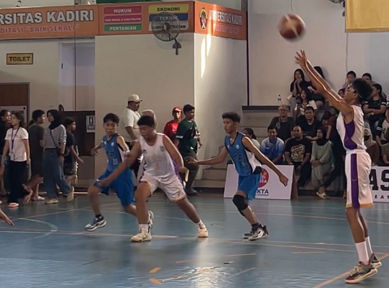 Laga SMPN 1B melawan Rahmat di Kediri Basketball Tournament 2025