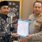 Anggota DPRD Sumenep asal Kepulauan Masalembu, Ahmad Juhairi, menyerahkan laporan resmi terkait usulan pembentukan Pos Polair di wilayah Kepulauan Masalembu kepada Kepala Direktorat Polairud Polda Jatim, Kombes Pol Arman Asmara Syarifuddin, di Surabaya.