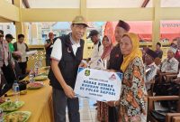 Keterangan Foto:

Asisten III Setdakab Sumenep Ferdiansyah Tetrajaya menyerahkan bantuan perbaikan rumah secara simbolis kepada warga terdampak gempa di Pulau Sapudi, Sabtu (18/10/2025).