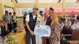 Keterangan Foto:

Asisten III Setdakab Sumenep Ferdiansyah Tetrajaya menyerahkan bantuan perbaikan rumah secara simbolis kepada warga terdampak gempa di Pulau Sapudi, Sabtu (18/10/2025).