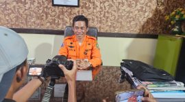 Kepala Pelaksana BPBD Kabupaten Sumenep, Achmad Laili Maulidy, saat memberikan keterangan kepada media di kantornya terkait kesiapan penyaluran bantuan tahap dua bagi korban gempa Pulau Sapudi. Ia menegaskan pentingnya kecepatan, ketepatan, dan transparansi dalam proses pemulihan pascabencana.
