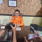 Kepala Pelaksana BPBD Kabupaten Sumenep, Achmad Laili Maulidy, saat memberikan keterangan kepada media di kantornya terkait kesiapan penyaluran bantuan tahap dua bagi korban gempa Pulau Sapudi. Ia menegaskan pentingnya kecepatan, ketepatan, dan transparansi dalam proses pemulihan pascabencana.
