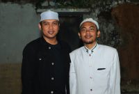 Foto dari kiri ke kanan: Slow Ahmadi Neja bersama Gus Ibad (Dewan Pengasuh PonPes Matha'liul Anwar, Pangarangan Sumenep).