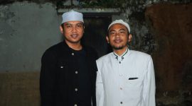Foto dari kiri ke kanan: Slow Ahmadi Neja bersama Gus Ibad (Dewan Pengasuh PonPes Matha'liul Anwar, Pangarangan Sumenep).