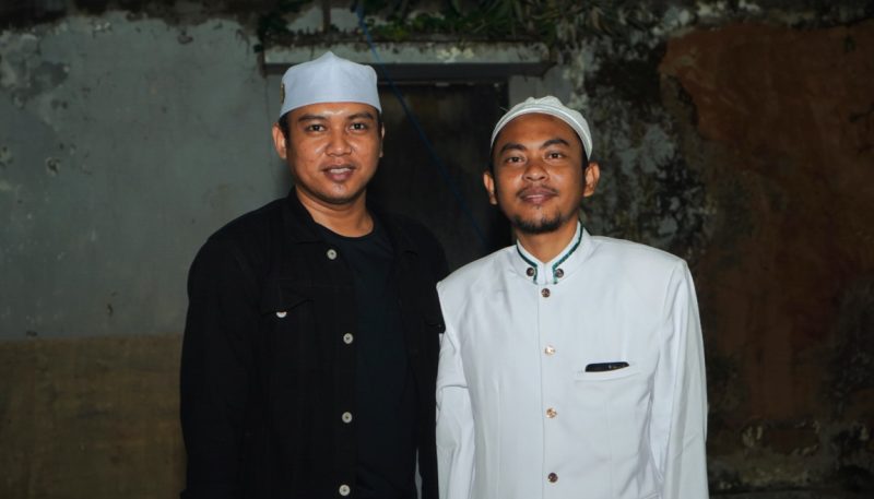 Foto dari kiri ke kanan: Slow Ahmadi Neja bersama Gus Ibad (Dewan Pengasuh PonPes Matha'liul Anwar, Pangarangan Sumenep).