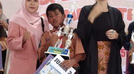 Guru Bahasa Inggris SDN Panaongan I, Siti Murniyatul Jamaliyah, S.Hum, mendampingi siswanya, Iqlil Abraham Hasan, yang berhasil meraih Juara 3 Lomba Spelling Bee Kabupaten Sumenep.
