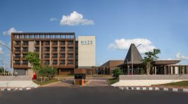Tampak depan MYZE Hotel Sumenep By ARTOTEL yang berlokasi strategis di jantung Kota Sumenep, menjadi pilihan akomodasi modern bagi wisatawan dan pelaku bisnis.