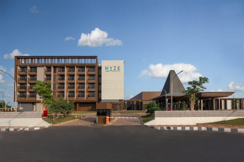 Tampak depan MYZE Hotel Sumenep By ARTOTEL yang berlokasi strategis di jantung Kota Sumenep, menjadi pilihan akomodasi modern bagi wisatawan dan pelaku bisnis.