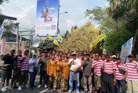 Momen kebersamaan Kades Manding Daya Ahmad Daini dengan grup musik tong-tong Pangeran Soengenep usai tampil memukau di ajang Batu Art Flower Carnival 2025.