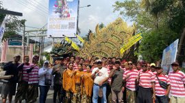 Momen kebersamaan Kades Manding Daya Ahmad Daini dengan grup musik tong-tong Pangeran Soengenep usai tampil memukau di ajang Batu Art Flower Carnival 2025.
