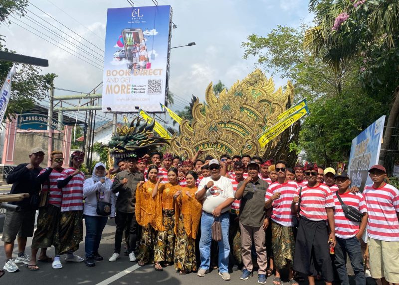 Momen kebersamaan Kades Manding Daya Ahmad Daini dengan grup musik tong-tong Pangeran Soengenep usai tampil memukau di ajang Batu Art Flower Carnival 2025.