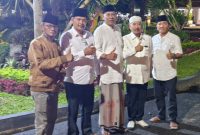 Dari kiri: Kepala Desa Panaongan Ahmad Saleh Harianto, Kepala Desa Pangarangan Miskin Legiyono, dan Ketua PKDI Sumenep H. Ubaid Abdul Hayat saat menghadiri Haul Akbar Raja-Raja Madura di Pendopo Agung Sumenep, Senin malam (27/10/2025).