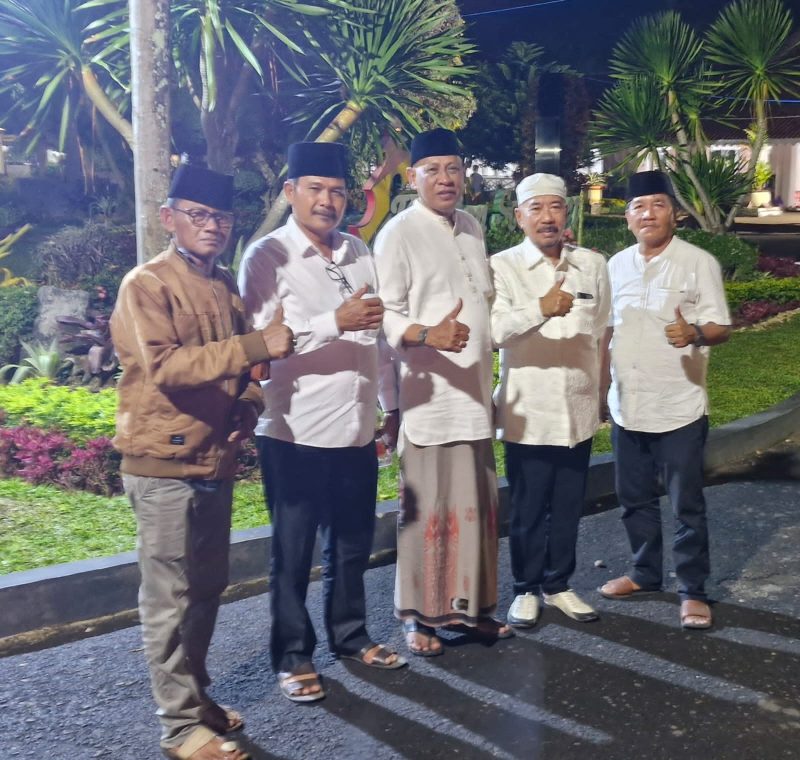 Dari kiri: Kepala Desa Panaongan Ahmad Saleh Harianto, Kepala Desa Pangarangan Miskin Legiyono, dan Ketua PKDI Sumenep H. Ubaid Abdul Hayat saat menghadiri Haul Akbar Raja-Raja Madura di Pendopo Agung Sumenep, Senin malam (27/10/2025).