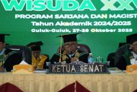 Rektor Universitas Annuqayah, Dr. KH. Muhammad Hosnan, saat menyampaikan pidato akademik dalam Rapat Senat Terbuka Wisuda ke-XXVII Universitas Annuqayah Guluk-Guluk, Sumenep, di Aula Asy-Syarqawi Pondok Pesantren Annuqayah, Senin (27/10/2025).