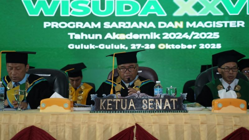 Rektor Universitas Annuqayah, Dr. KH. Muhammad Hosnan, saat menyampaikan pidato akademik dalam Rapat Senat Terbuka Wisuda ke-XXVII Universitas Annuqayah Guluk-Guluk, Sumenep, di Aula Asy-Syarqawi Pondok Pesantren Annuqayah, Senin (27/10/2025).