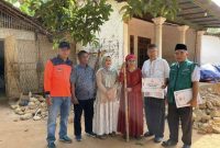 Penyerahan bantuan dana rehabilitasi rumah dampak bencana gempa di desa Banuaju Timur