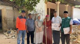 Penyerahan bantuan dana rehabilitasi rumah dampak bencana gempa di desa Banuaju Timur 