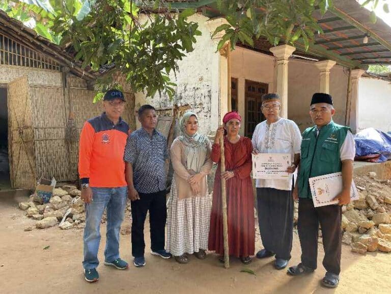 Penyerahan bantuan dana rehabilitasi rumah dampak bencana gempa di desa Banuaju Timur 