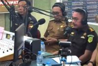 Tangkapan Layar. Bupati Pamekasan bersama pejabat BC Madura saat talkshow mengajak Budayakan Rokok Legal. Sementara rokok ilegal yang ditengarai diproduksi bersarang di wilayahnya hingga kini justru dibiarkan merajalela