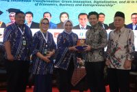 Wagub Jatim Emil Dardak menerima cinderamata dari Rektor Unitomo Prof. Siti Marwiyah usai membuka ICEBEMA 2025 di Kampus Unitomo Surabaya, Sabtu (25/10/25). Sumber foto: Markom Unitomo