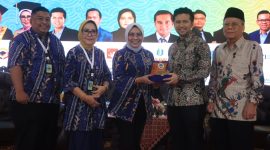 Wagub Jatim Emil Dardak menerima cinderamata dari Rektor Unitomo Prof. Siti Marwiyah usai membuka ICEBEMA 2025 di Kampus Unitomo Surabaya, Sabtu (25/10/25). Sumber foto: Markom Unitomo