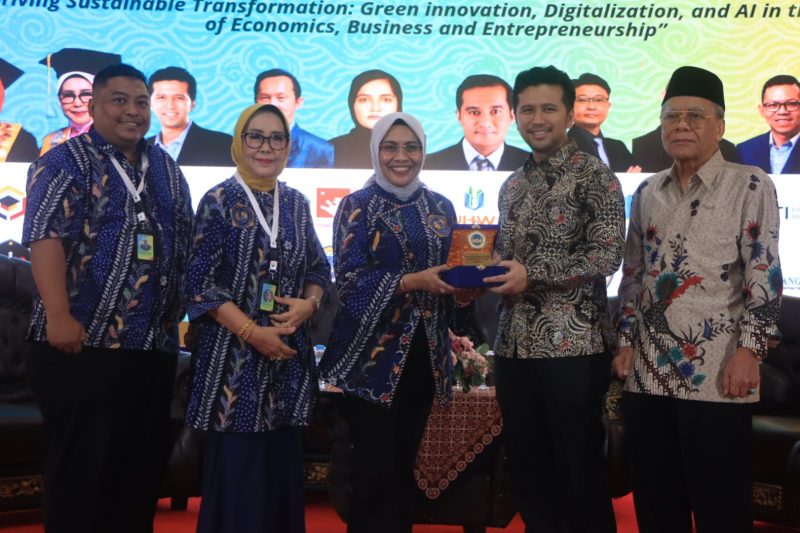 Wagub Jatim Emil Dardak menerima cinderamata dari Rektor Unitomo Prof. Siti Marwiyah usai membuka ICEBEMA 2025 di Kampus Unitomo Surabaya, Sabtu (25/10/25). Sumber foto: Markom Unitomo
