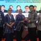 Wagub Jatim Emil Dardak menerima cinderamata dari Rektor Unitomo Prof. Siti Marwiyah usai membuka ICEBEMA 2025 di Kampus Unitomo Surabaya, Sabtu (25/10/25). Sumber foto: Markom Unitomo