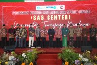 MH Said Abdullah, Ketua Badan Anggaran DPR RI, berpose bersama jajaran Forkopimda dan civitas akademika UTM saat peresmian Said Abdullah Sport Center
