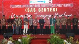 MH Said Abdullah, Ketua Badan Anggaran DPR RI, berpose bersama jajaran Forkopimda dan civitas akademika UTM saat peresmian Said Abdullah Sport Center

