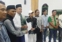 KH. Nur Ihya (baju putih, kopyah hitam) menunjukkan surat pernyataan bermaterai yang telah di Tanda Tangani usai penyampaian lima tuntutan terkait polemik video yang beredar di media sosial.