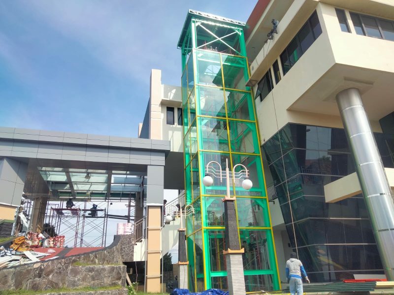 Pekerja di ujung bahaya, proyek Lift DPRD Probolinggo yang menelan dana fantastis Rp 1,3 Miliar disorot soal keselamatan
