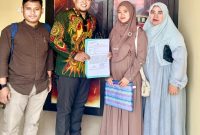 Nadiah, korban pembelian rumah di JatiLand, bersama kuasa hukumnya, Pengacara Angga Kurniawan, S.H., M.H., usai membuat laporan resmi ke Polres Sumenep terkait pengembalian uang Rp 55 juta yang belum diterima dari pihak developer, Jumat (15/11/2025).
