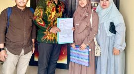 Nadiah, korban pembelian rumah di JatiLand, bersama kuasa hukumnya, Pengacara Angga Kurniawan, S.H., M.H., usai membuat laporan resmi ke Polres Sumenep terkait pengembalian uang Rp 55 juta yang belum diterima dari pihak developer, Jumat (15/11/2025).
