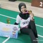 Puput, mahasiswa asal Manding Laok, berpose dengan trofi juara 1 bulu tangkis