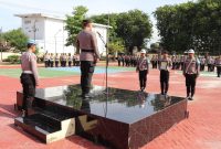 Keterangan Foto :
Kapolres Sumenep, AKBP Rivanda, S.I.K., memimpin upacara PTDH terhadap Aipda FH, menegaskan pentingnya integritas dan profesionalisme bagi seluruh personel Polres Sumenep.