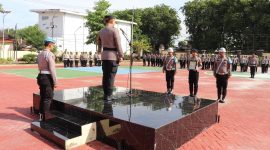Keterangan Foto :
Kapolres Sumenep, AKBP Rivanda, S.I.K., memimpin upacara PTDH terhadap Aipda FH, menegaskan pentingnya integritas dan profesionalisme bagi seluruh personel Polres Sumenep.