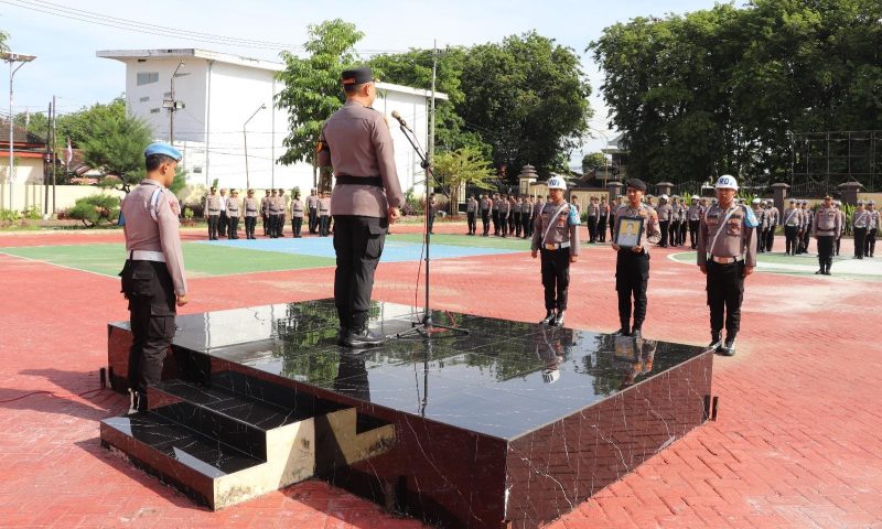 Keterangan Foto :
Kapolres Sumenep, AKBP Rivanda, S.I.K., memimpin upacara PTDH terhadap Aipda FH, menegaskan pentingnya integritas dan profesionalisme bagi seluruh personel Polres Sumenep.