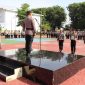 Keterangan Foto :
Kapolres Sumenep, AKBP Rivanda, S.I.K., memimpin upacara PTDH terhadap Aipda FH, menegaskan pentingnya integritas dan profesionalisme bagi seluruh personel Polres Sumenep.