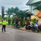 Aipda Agus Junaidi sigap membantu siswa SDN Manding Laok I menyeberang jalan dengan aman, setiap pagi, menunjukkan pengabdian nyata polisi untuk keselamatan anak-anak
