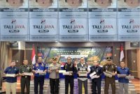 KOLASE FOTO. Kepala BC Madura bersama Aparat Penegak Hukum di Kabupaten Pamekasan saat memamerkan sederet rokok ilegal. Sementara hingga kini, bandar rokok ilegal yang berada d wilayah hukumnya di Kabupaten Pamekasan masih dibiarkan melenggang bebas. Dan rokok ilegal merek Tali Jaya