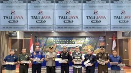 KOLASE FOTO. Kepala BC Madura bersama Aparat Penegak Hukum di Kabupaten Pamekasan saat memamerkan sederet rokok ilegal. Sementara hingga kini, bandar rokok ilegal yang berada d wilayah hukumnya di Kabupaten Pamekasan masih dibiarkan melenggang bebas. Dan rokok ilegal merek Tali Jaya