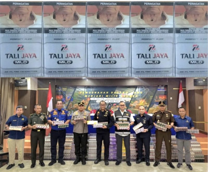 KOLASE FOTO. Kepala BC Madura bersama Aparat Penegak Hukum di Kabupaten Pamekasan saat memamerkan sederet rokok ilegal. Sementara hingga kini, bandar rokok ilegal yang berada d wilayah hukumnya di Kabupaten Pamekasan masih dibiarkan melenggang bebas. Dan rokok ilegal merek Tali Jaya