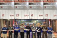 KOLASE FOTO. Kepala BC Madura bersama Aparat Penegak Hukum di Kabupaten Pamekasan saat memamerkan sederet rokok ilegal. Sementara hingga kini, bandar rokok ilegal yang berada d wilayah hukumnya di Kabupaten Pamekasan masih dibiarkan melenggang bebas. Seperti bandar rokok ilegal merek DALILL